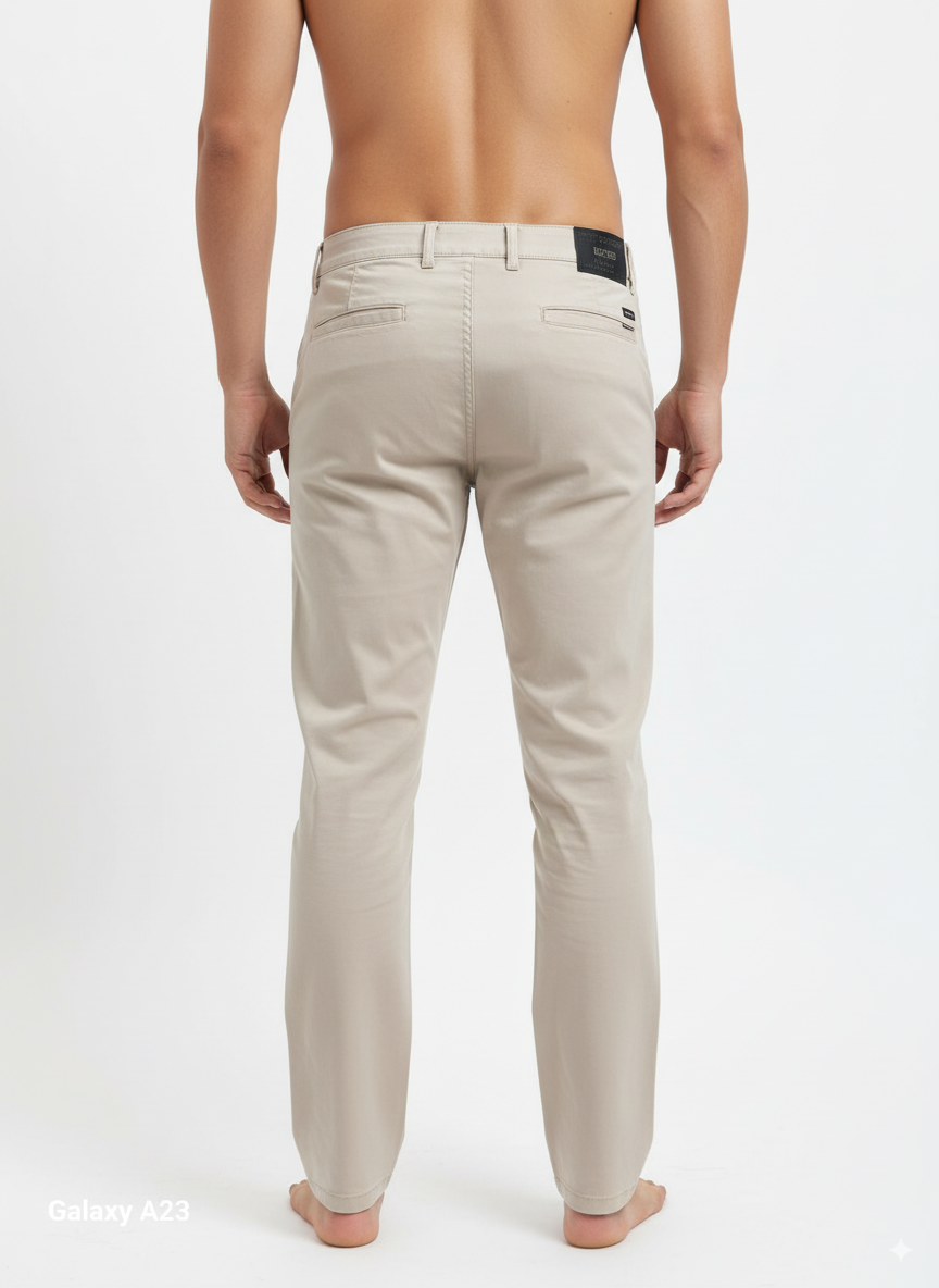 بنطالنا الكلاسيكي الرجالي صُمم للرجل العملي الأنيق خامة عالية ، قصّة مثالية، ومظهر يليق بمكانتك في العمل أو الاجتماعات كن على ثقةٍ أن كل خطوةٍ ستعكس أسلوبك الراقي اطلبه وابدأ يومك بثقة